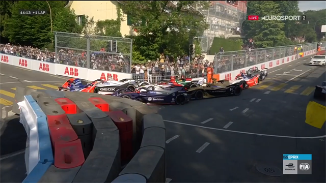 La première chicane a fait des dégâts : un carambolage XXL a paralysé la course La première chicane a fait des dégâts : un carambolage XXL a paralysé la course