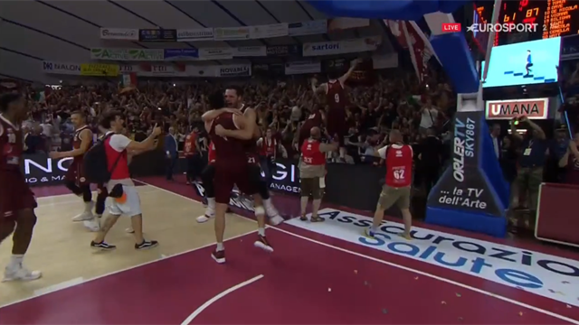 Venezia travolge Sassari in gara 7 e festeggia il secondo titolo in 2 anni. Gli ultimi secondi di pa Venezia travolge Sassari in gara 7 e festeggia il secondo titolo in 2 anni. Gli ultimi secondi di pa
