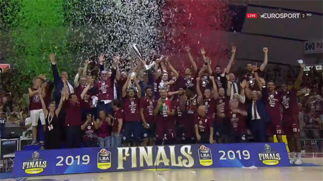 Il momento più atteso dal Taliercio: la Reyer Venezia solleva la coppa dello Scudetto Il momento più atteso dal Taliercio: la Reyer Venezia solleva la coppa dello Scudetto