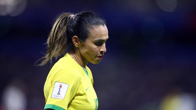 "Le foot féminin dépend de vous pour survivre" : Emue aux larmes, Marta s'est lâchée