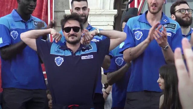 Pozzecco alla sua Sassari: "Questi ragazzi e voi mi avete semplicemente cambiato la vita: grazie!" Pozzecco alla sua Sassari: "Questi ragazzi e voi mi avete semplicemente cambiato la vita: grazie!"