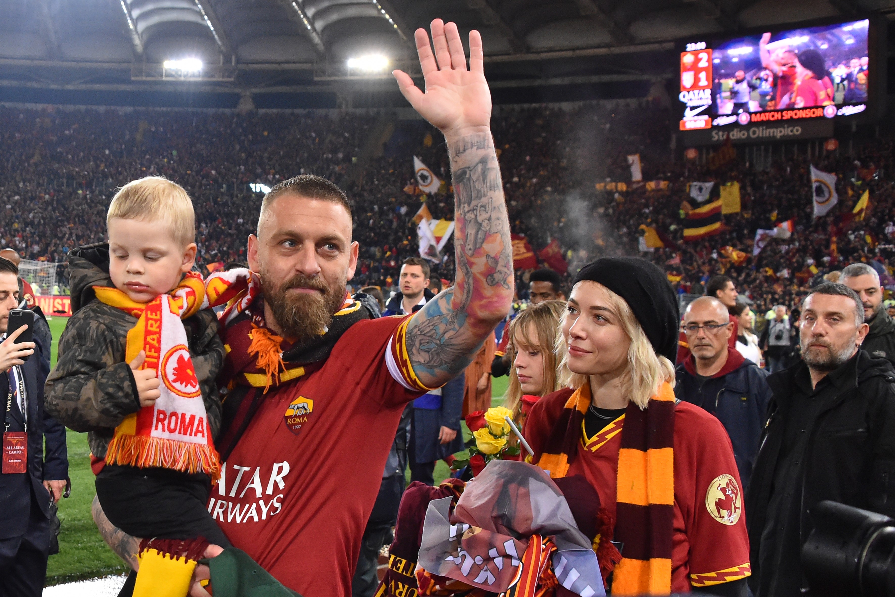 Daniele De Rossi, Roma taraftarlarına veda ediyor.