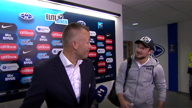 Her ser Berisha og dommer Moen straffesituasjonen: – Mener du at det ikke er straffe? Her ser Berisha og dommer Moen straffesituasjonen: – Mener du at det ikke er straffe?