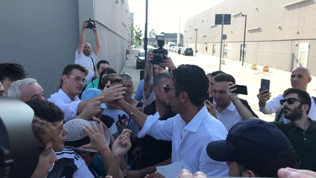 Gigi Buffon, che accoglienza! Selfie, cori e bagno di folla nel giorno del ritorno alla Juventus Gigi Buffon, che accoglienza! Selfie, cori e bagno di folla nel giorno del ritorno alla Juventus
