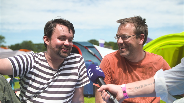 Tusenvis av Wimbledon-fans overnatter i «The Queue»: – Man møter folk fra hele verden Tusenvis av Wimbledon-fans overnatter i «The Queue»: – Man møter folk fra hele verden
