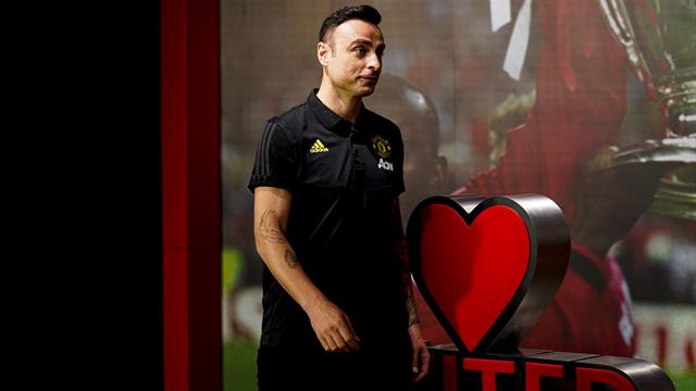 Next level: Berbatov mit Wahnsinns-Kick bei Bottle-Cap Challenge