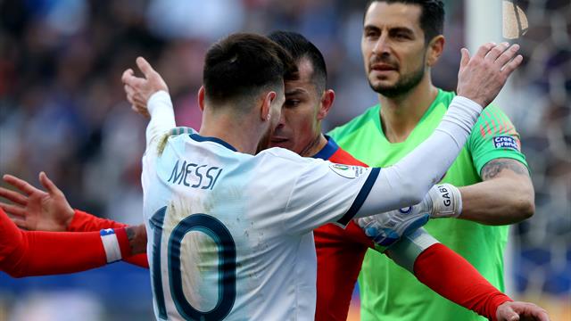 Glatt Rot! Hier fliegt Messi nach Rudelbildung vom Platz Glatt Rot! Hier fliegt Messi nach Rudelbildung vom Platz