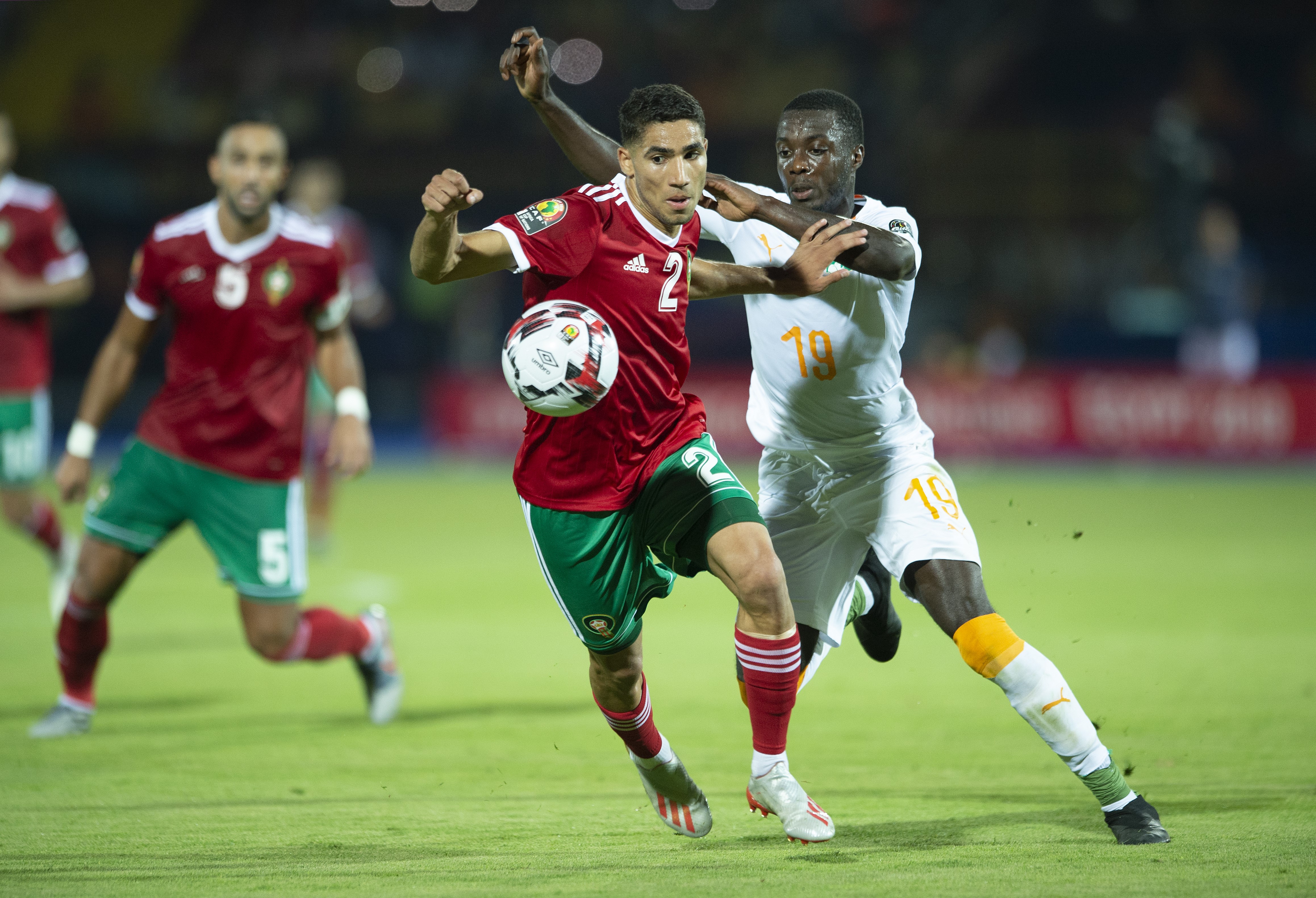 Achraf Hakimi et Nicolas Pepé lors de Côte d'Ivoire - Maroc à la Coupe d'Afrique des nations 2019