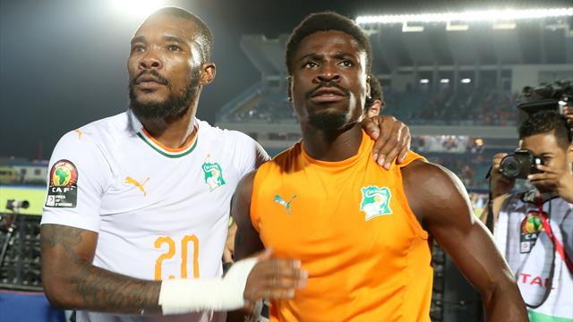 "J'ai tapé sur la table et voilà" : une mi-temps houleuse et Aurier se blesse à une main