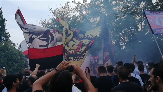 Il Milan di Giampaolo si raduna, entusiasmo alle stelle: più di 1000 tifosi fra cori e applausi Il Milan di Giampaolo si raduna, entusiasmo alle stelle: più di 1000 tifosi fra cori e applausi