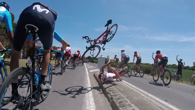 Che botta terribile! Pierre-Luc Périchon centra in pieno uno spartitraffico al Tour Che botta terribile! Pierre-Luc Périchon centra in pieno uno spartitraffico al Tour