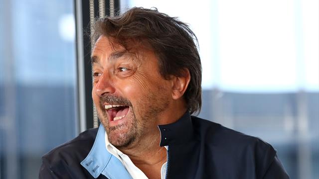 Henri Leconte échange sa place avec l'arbitre et régale le public