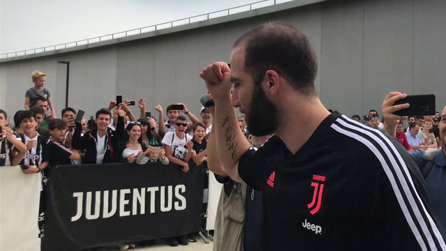 Juventus, "Bentornato Gonzalo!": l'affettuoso abbraccio dei tifosi a Higuain
