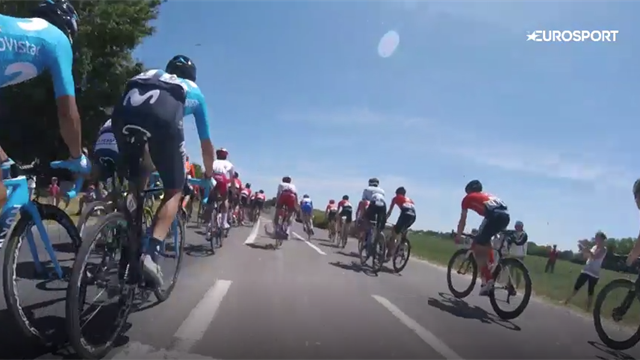 Unike bilder fra Tour de France-feltet – sekunder senere går det galt Unike bilder fra Tour de France-feltet – sekunder senere går det galt