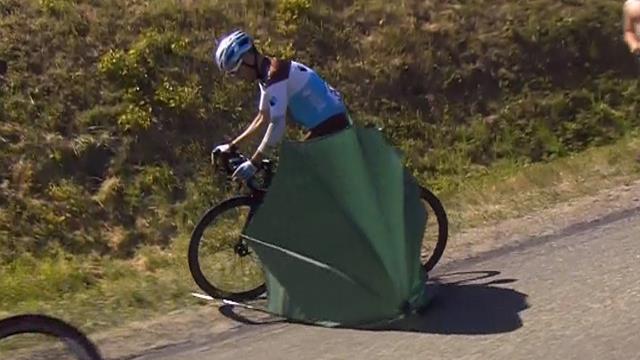 Tour de Francia 2019: Una sombrilla pudo provocar una tragedia en el pelotón Tour de Francia 2019: Una sombrilla pudo provocar una tragedia en el pelotón