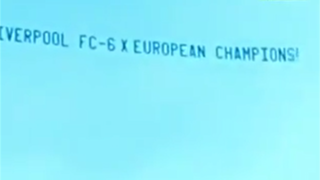 Un aficionado del Liverpool vacila a la plantilla del Manchester United en Australia
