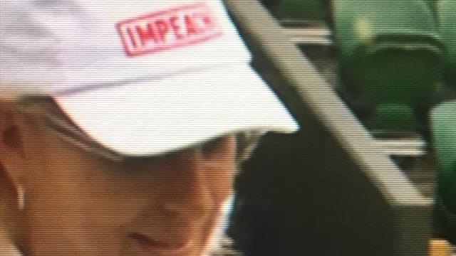 Навратилова сыграла на ветеранском Уимблдоне в кепке с призывом к импичменту Трампа