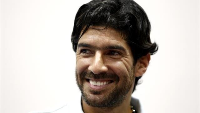 El "Loco" Abreu se pone la camiseta del Boston River uruguayo a sus 42 años