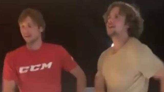 «Какой из танцев четче?» Бобровский и Панарин устроили танцевальный баттл на отдыхе в Италии