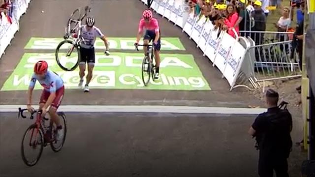 Tour de Francia 2019 : Greipel no podía más y acabó en Les Blanches andando con la bici al hombro Tour de Francia 2019 : Greipel no podía más y acabó en Les Blanches andando con la bici al hombro