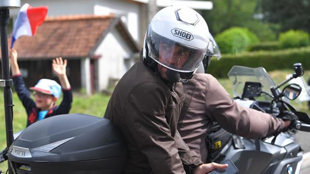 La pintada en la carretera que ha emocionado a Alberto Contador: "Sois muy grandes"