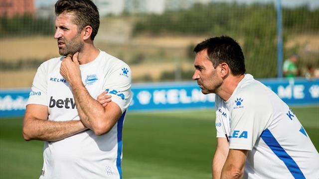 Cerca de medio millar de aficionados acuden al entrenamiento del Alavés
