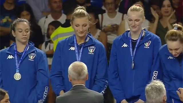Italia d'argento nel volley femminile! Le immagini della premiazione alle azzurre Italia d'argento nel volley femminile! Le immagini della premiazione alle azzurre