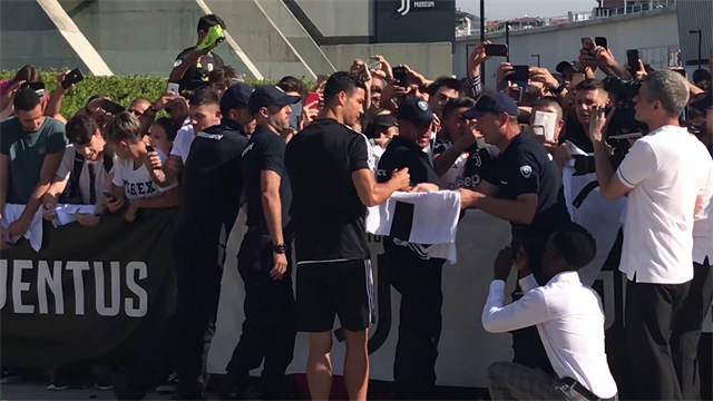 Visite mediche per Cristiano Ronaldo: i tifosi bianconeri impazziscono davanti al J-Medical Visite mediche per Cristiano Ronaldo: i tifosi bianconeri impazziscono davanti al J-Medical