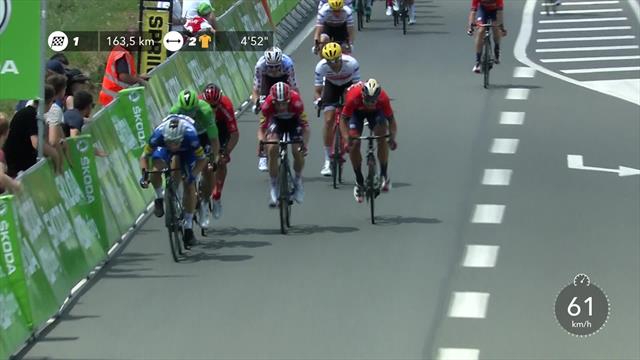 Viviani règle le sprint intermédiaire derrière l'échappée Viviani règle le sprint intermédiaire derrière l'échappée