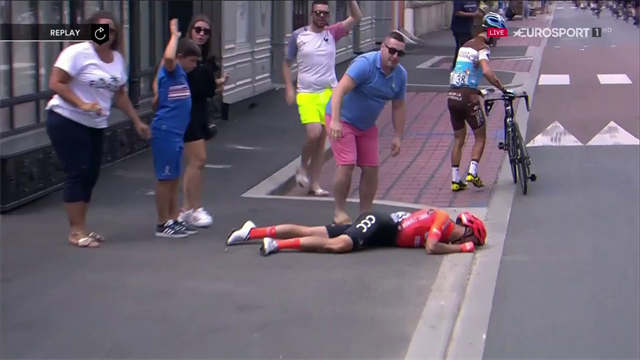 Paura per Alessandro De Marchi: bruttissima caduta, abbandona il Tour in ambulanza Paura per Alessandro De Marchi: bruttissima caduta, abbandona il Tour in ambulanza
