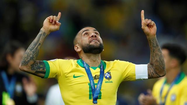 Dani Alves se ofrece al mercado y dice que quien lo quiera tendrá un campeón