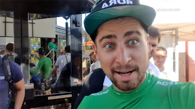 Tour de Francia 2019: Sagan nos enseña qué hay detrás de un podio y bromea con el líder Alaphilippe Tour de Francia 2019: Sagan nos enseña qué hay detrás de un podio y bromea con el líder Alaphilippe