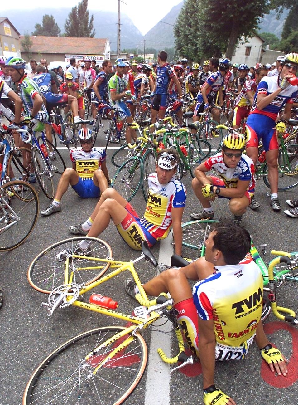 Tour de France 1998 : les courreurs protestent à Tarascon-sur-Ariège à propos du traitement médiatique du dopage