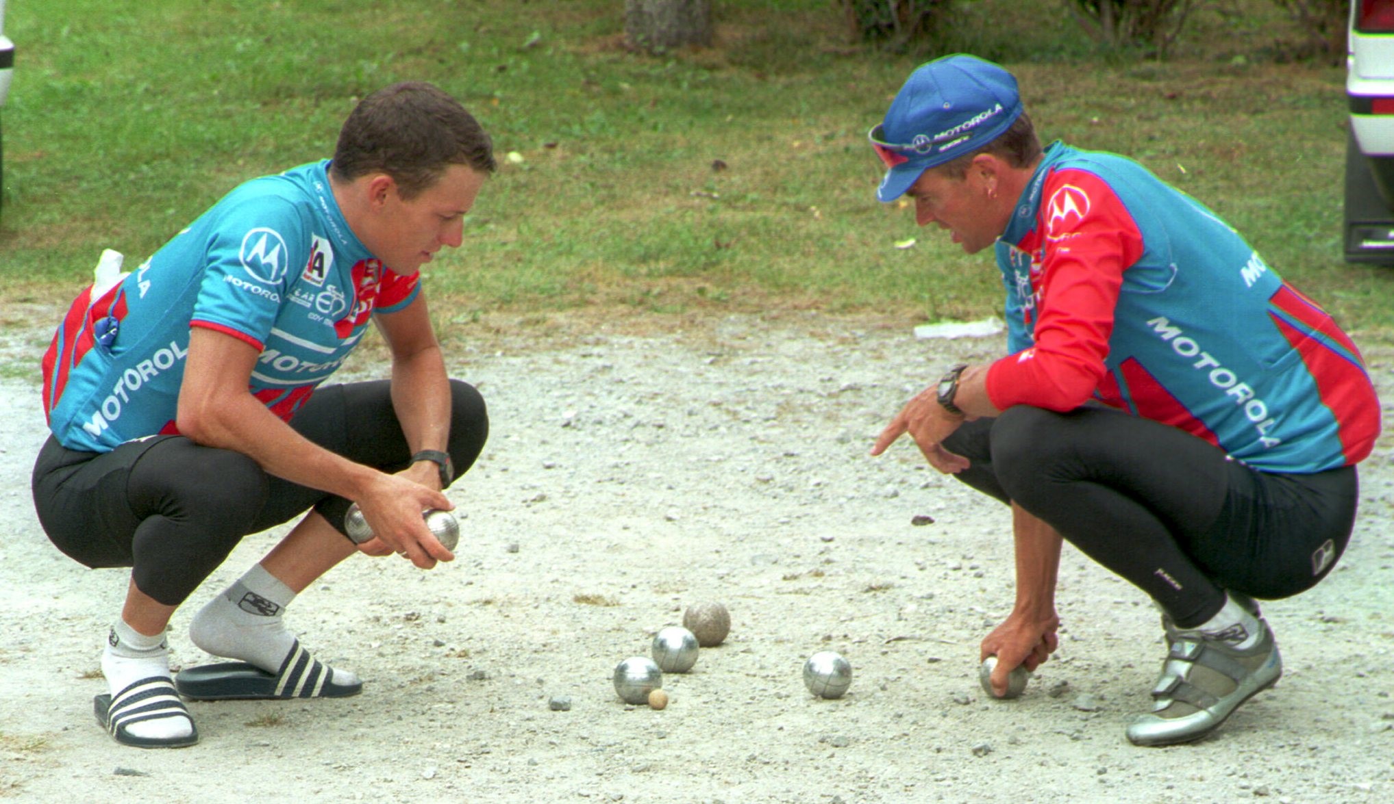 14 juillet 1994 : Sean Yates joue à la pétanque avec son coéquipier Lance Armstrong lors de la journée de repos sur le Tour de France