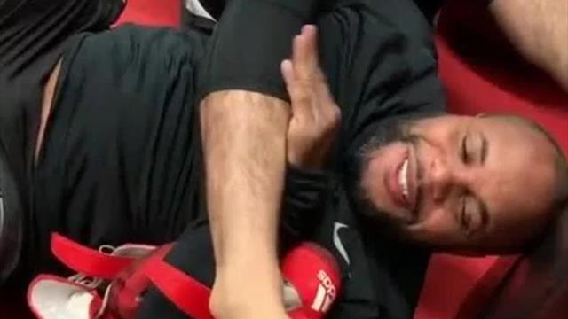 Хабиб мирно беседовал с Кормье, а затем напал на чемпиона UFC и выполнил удушающий