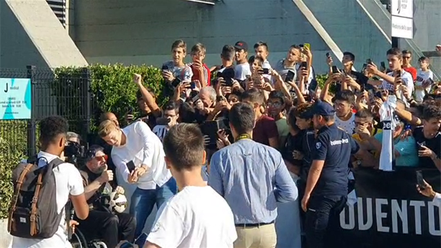 De Ligt, che esaltazione al J Medical! I tifosi bianconeri abbracciano il loro nuovo idolo De Ligt, che esaltazione al J Medical! I tifosi bianconeri abbracciano il loro nuovo idolo