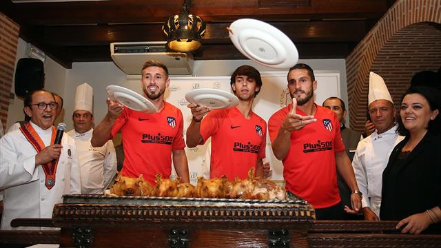 Ahora sí que es del Atleti, Joao Félix aprende a cortar el cochinillo Ahora sí que es del Atleti, Joao Félix aprende a cortar el cochinillo