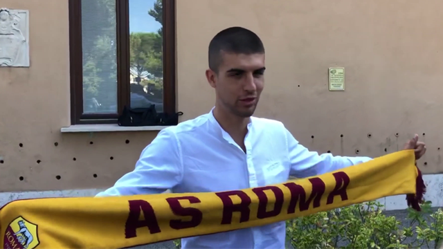"Sono molto contento", Gianluca Mancini è a Roma: primi selfie e foto con la sciarpa giallorossa "Sono molto contento", Gianluca Mancini è a Roma: primi selfie e foto con la sciarpa giallorossa