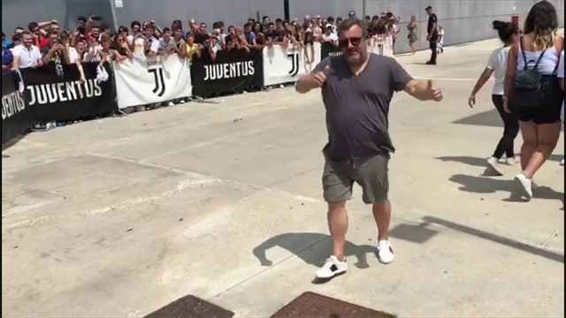 I tifosi della Juventus osannano Mino Raiola: autografi e cori come a un top player I tifosi della Juventus osannano Mino Raiola: autografi e cori come a un top player