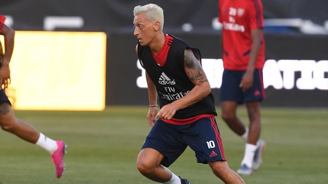 Nach verlorener Wette: Özil trägt jetzt platinblond! Nach verlorener Wette: Özil trägt jetzt platinblond!