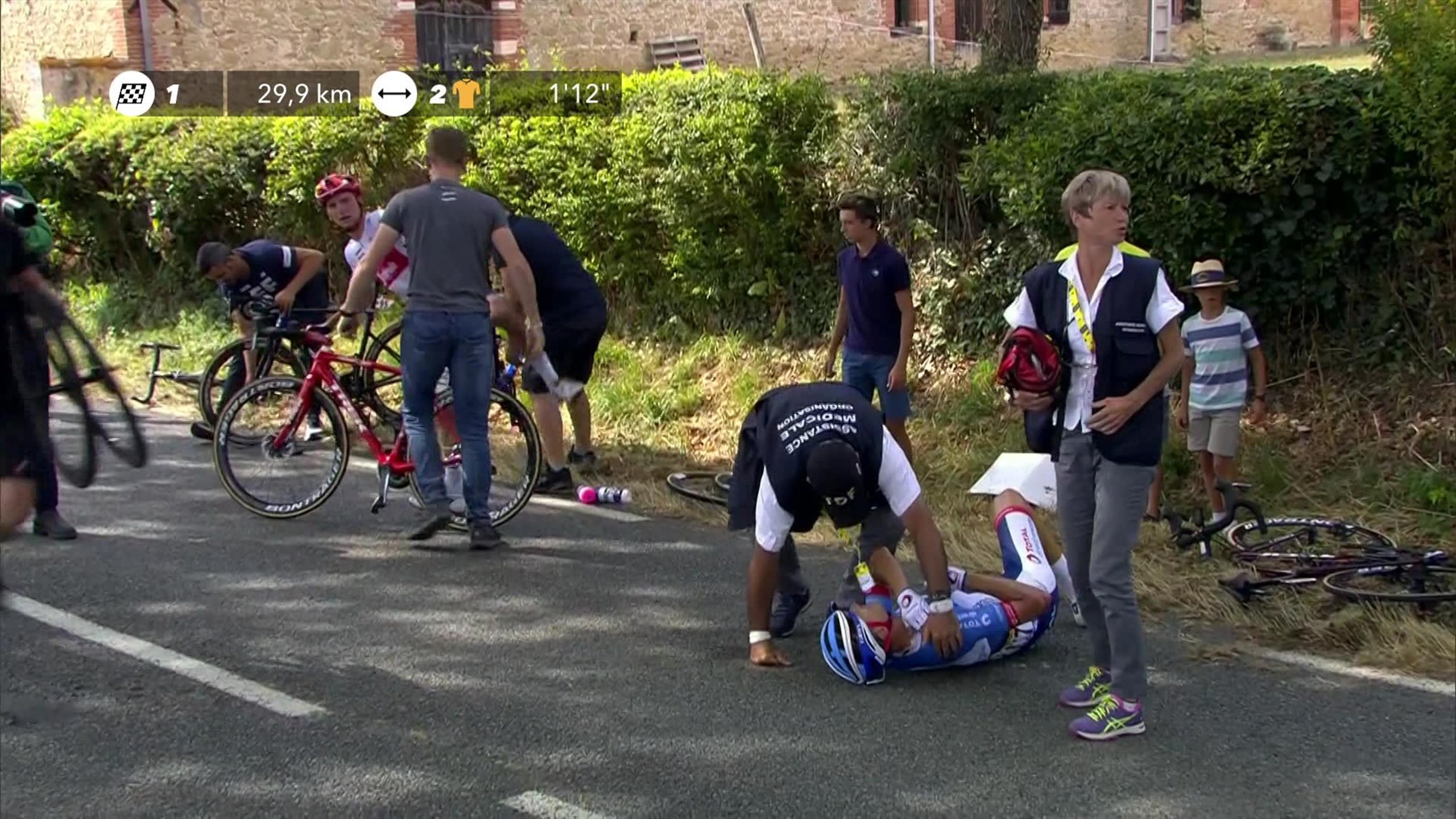 спортсмен упал. за 30 секунд до финиша. легкая атлетика бег 400 метров с барьерами. полумарафон финиш. марафонец на финише.