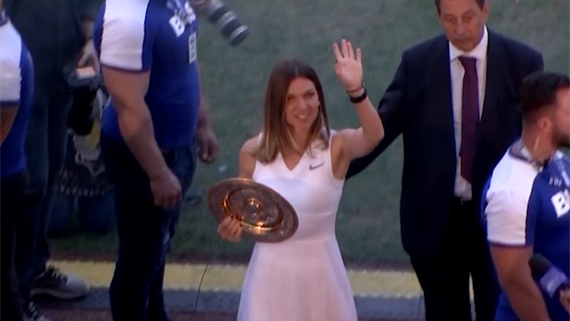 Halep, l'accoglienza in Romania è regale: festeggia il trionfo a Wimbledon in uno stadio pieno Halep, l'accoglienza in Romania è regale: festeggia il trionfo a Wimbledon in uno stadio pieno