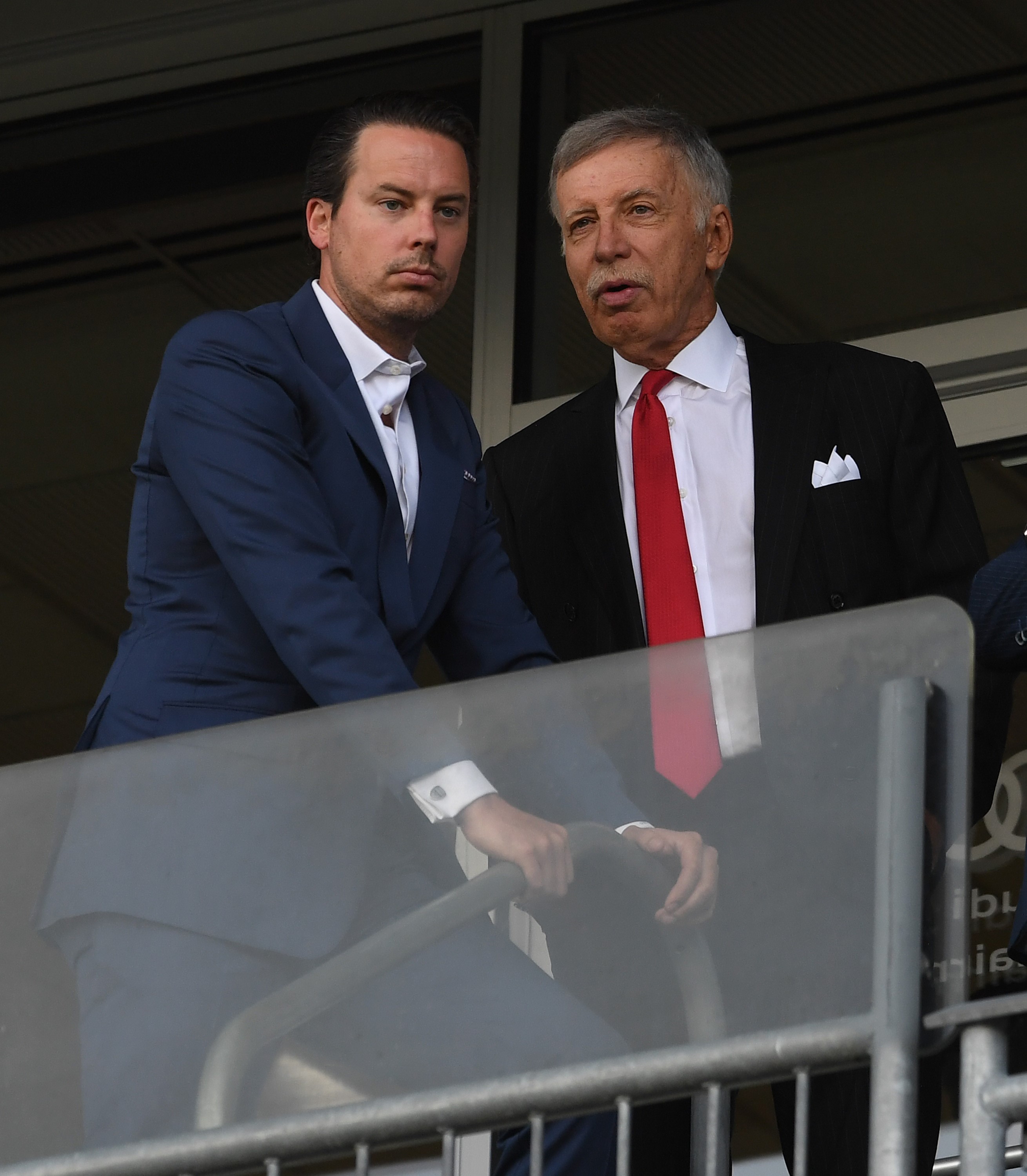 Stan Kroenke alături de fiul său, Josh