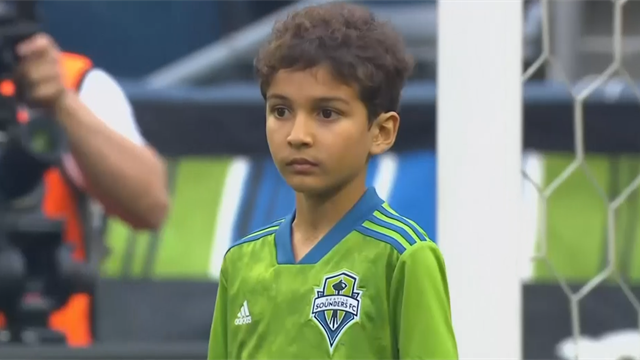 Kid with leukaemia plays for Seattle against Borussia Dortmund Kid with leukaemia plays for Seattle against Borussia Dortmund