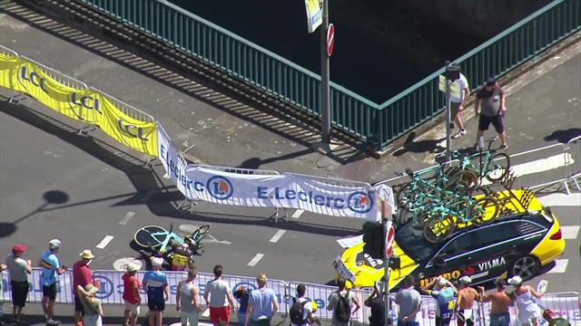 Schwerer Sturz: Van Aert bleibt am Gitter hängen Schwerer Sturz: Van Aert bleibt am Gitter hängen