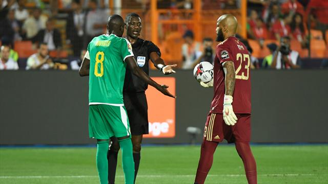 L'arbitre offre un penalty au Sénégal... avant de revenir sur sa décision grâce au VAR