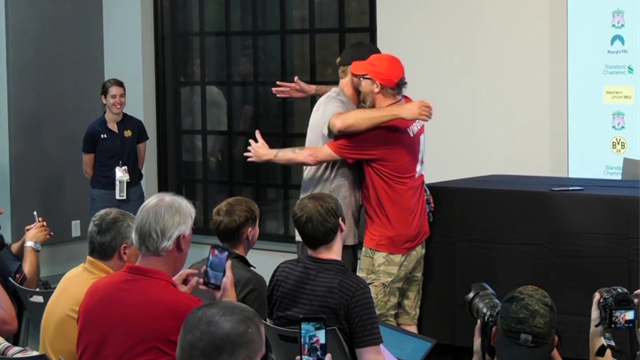 Tremendo momento: Un periodista le pide a Klopp un abrazo... ¡y el técnico se lo da! Tremendo momento: Un periodista le pide a Klopp un abrazo... ¡y el técnico se lo da!