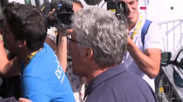 Madiot comme un fou à l'arrivée de Pinot : "Allez mon grand! T'es grand! T'es très grand!" Madiot comme un fou à l'arrivée de Pinot : "Allez mon grand! T'es grand! T'es très grand!"
