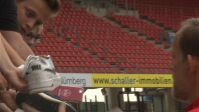 PSG - Tuchel signe des autographes après le match nul contre Nuremberg PSG - Tuchel signe des autographes après le match nul contre Nuremberg