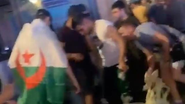 Алжирские фанаты убрали за собой улицу в Париже после бурного празднования победы на Кубке Африки